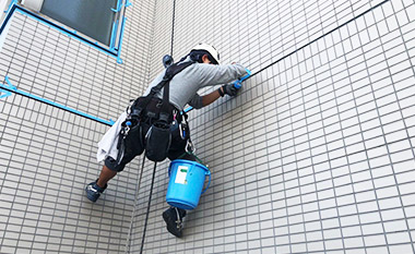 ロープアクセス(無足場工法)外装メンテナンス及びリニューアル工事事業